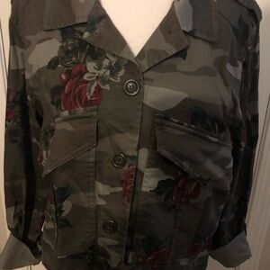 Jolt camouflage green with burgundy roses fabric, short jacket. Size XL.